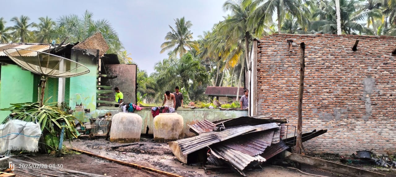 Pemkab Labuhanbatu Serahkan Bantuan Korban Kebakaran di Panai Hilir