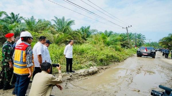 Jokowi Parkir di Jalan Berlumpur Sumut, Yusuf Lakaseng Sebut Presiden Sentil Kepala Daerah