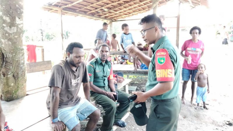 Wujudkan Kesehatan Masyarakat, Babinsa Koramil 1710-02/Timika Laksanakan Komsos Sambil Lakukan Pendataan Warga Penderita Katarak dan Bibir Sumbing