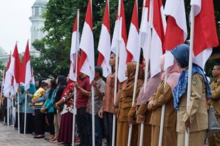 Semarakkan Peringatan HUT Kemerdekaan RI Ke-78, Pemko Tebing Tinggi Bagikan 1000 Bendera Merah Putih