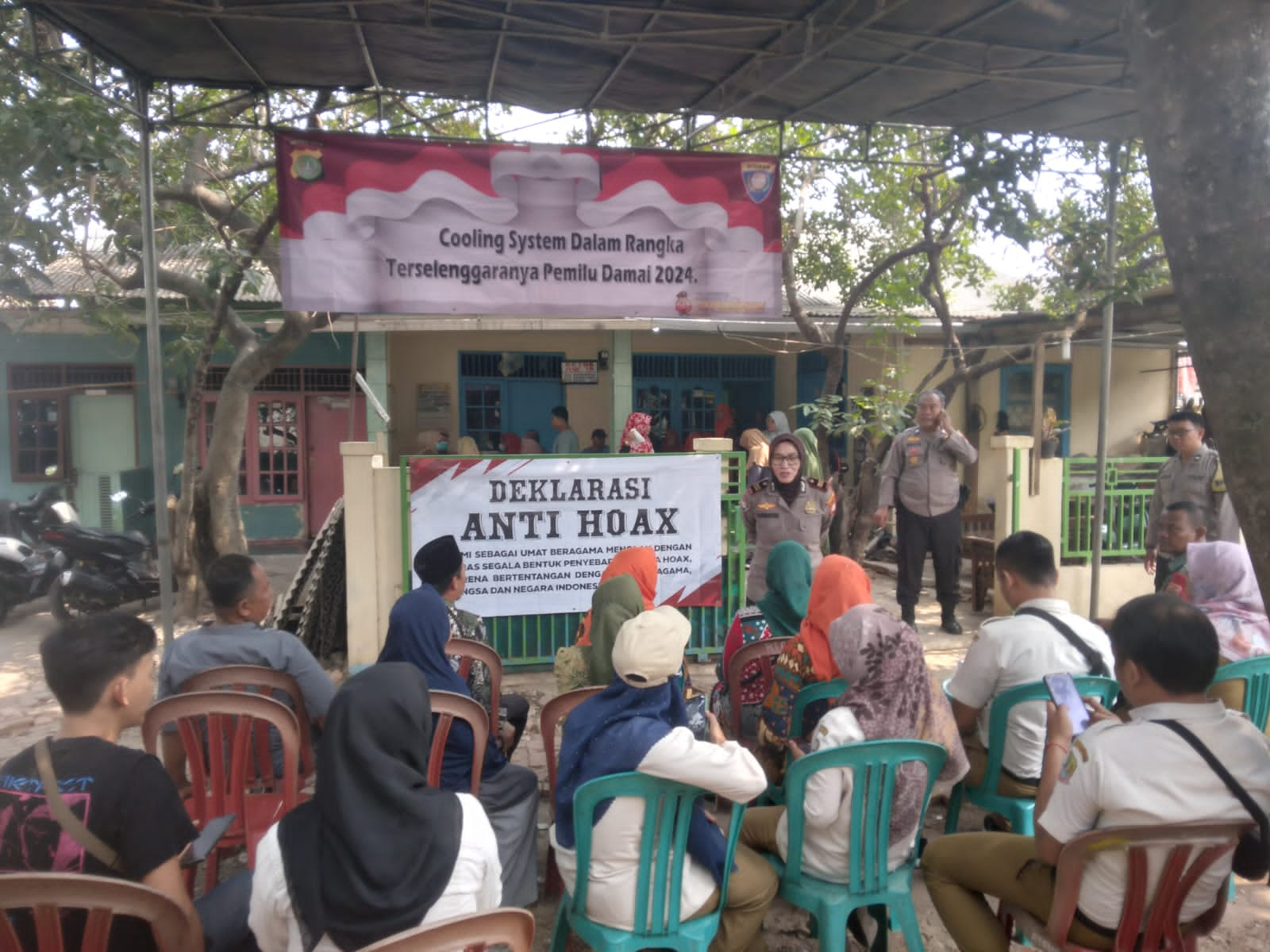 Kanit Binmas Polsek Bekasi Timur hadiri Kegiatan Pengobatan Gratis, Sosialisasi Cooling System Pemilu Damai 2024