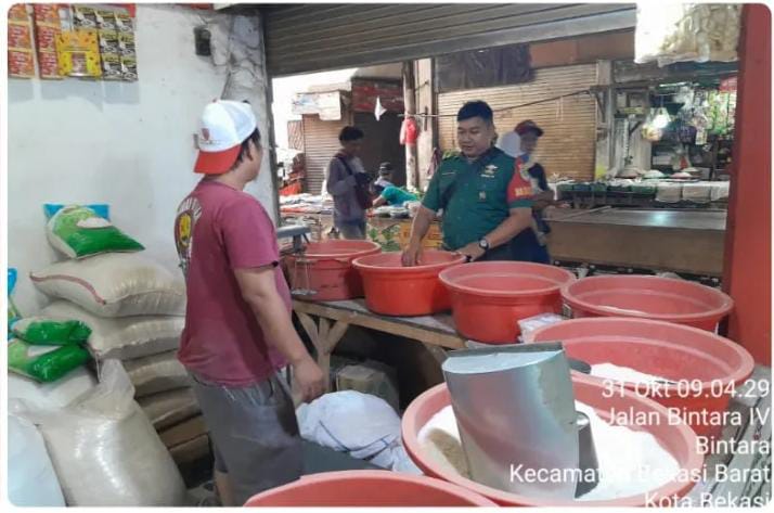 Babinsa Koramil Di Jajaran Kodim 0507/Bekasi Turun Ke Pasar Pasar Untuk Melakukan Monitoring Harga Sembako