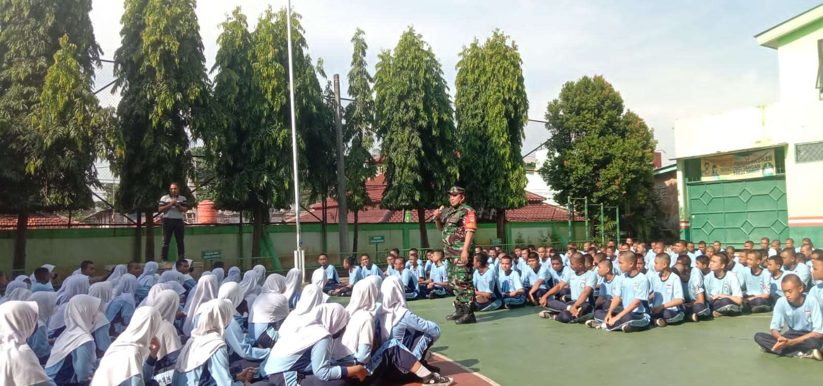 Tumbuhkan Semangat, Babinsa Koramil 03/Pasar Rebo, Ciracas Giat Wasbang di SMKN 52 Ciracas