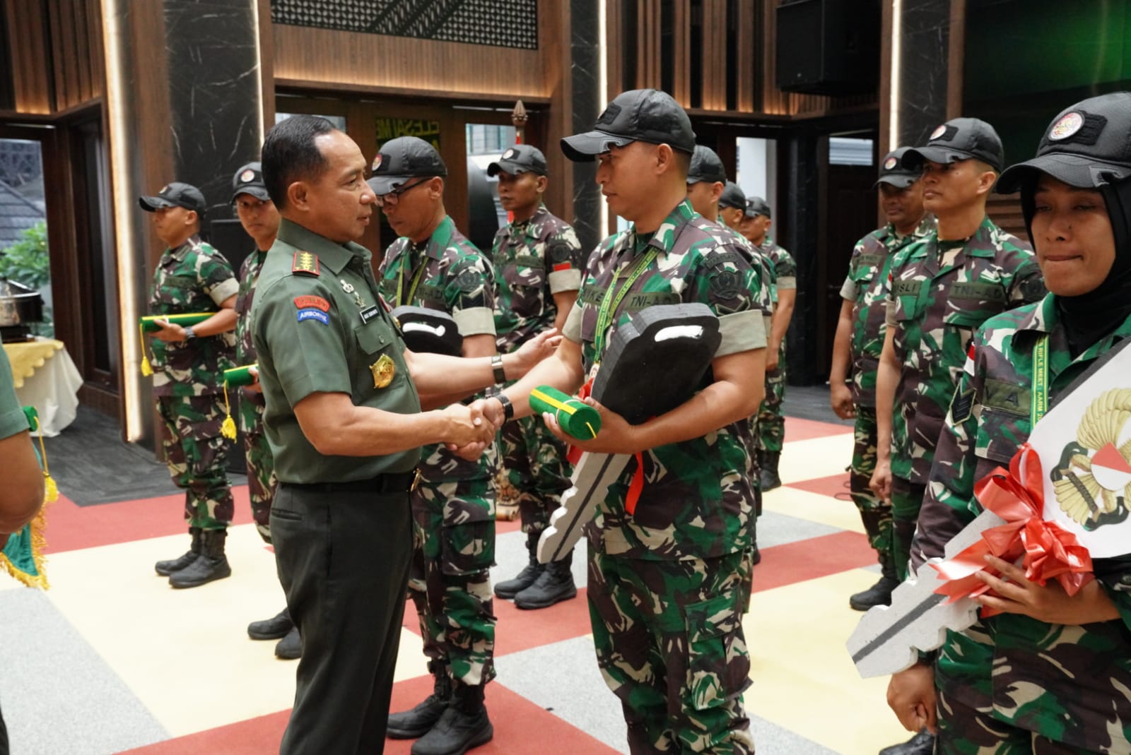 Panglima TNI Berikan Reward Kepada Atlet Berprestasi Peraih Trophy Lomba Tembak AARM-31 Tahun 2023