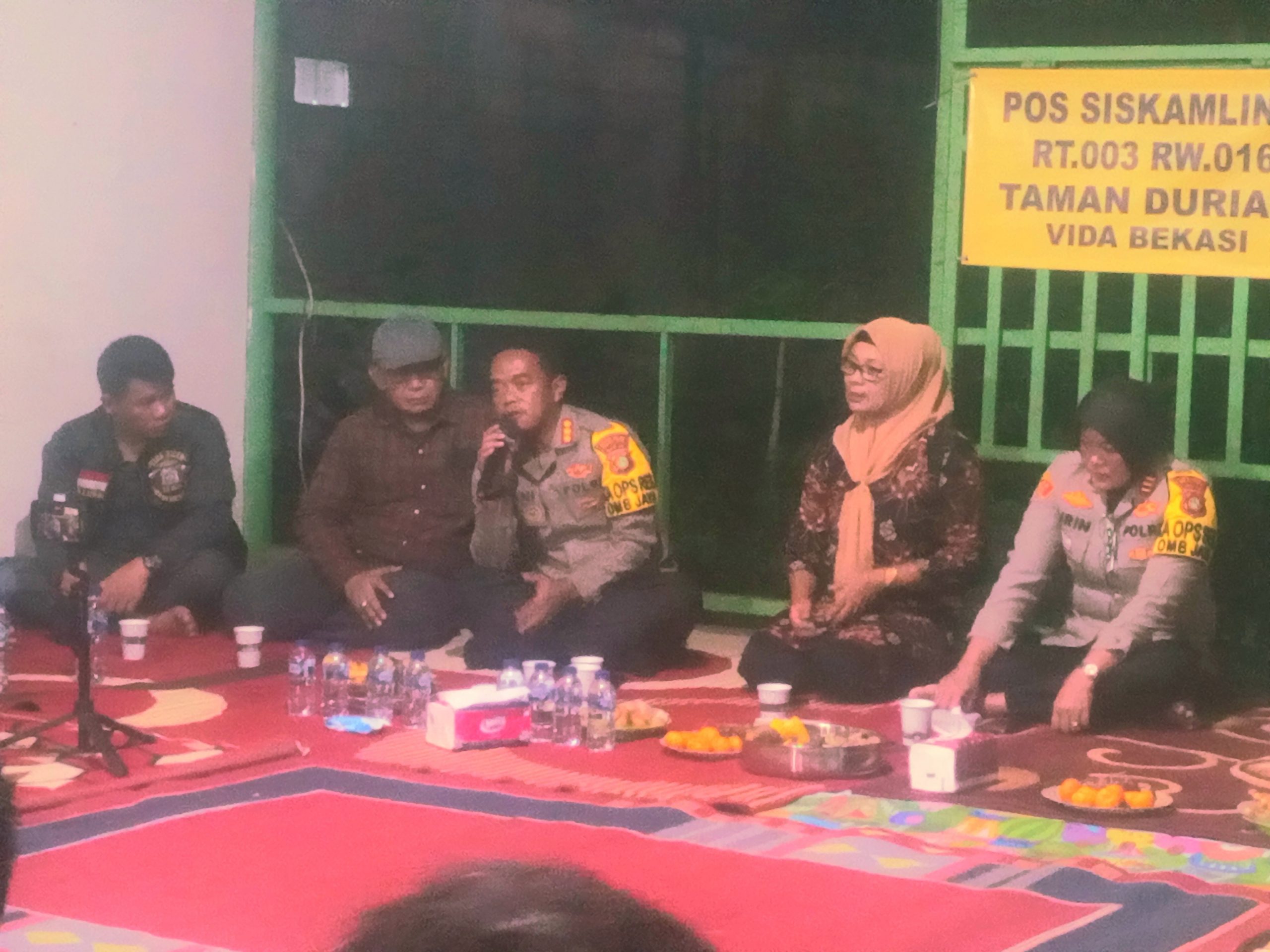 Kumpul Bersama di Pos Kamling, Kapolres Cangkrukan Bersama Warga RW 16 Padurenan Mustika Jaya