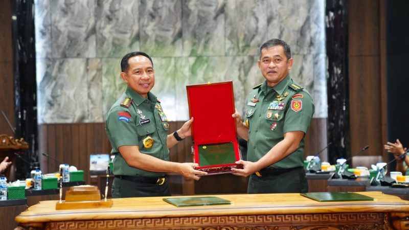 Panglima TNI Jenderal TNI Agus Subiyanto Serah Terimakan Risalah Kasad