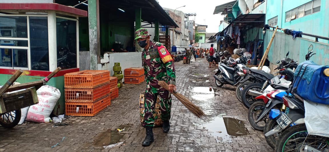 Peduli Terhadap Warga, Koramil 01/Jatinegara Giat Karya Bakti Bersihkan Sampah Pasar Tjiplak