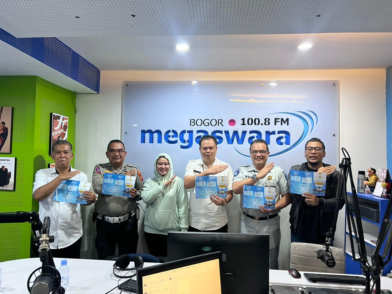 Talkshow Sosialisasi Bebas dan Diskon Pemutihan Denda Pajak di Radio Megaswara 100.8 FM: Meningkatkan Kesadaran Masyarakat akan Kewajiban Pajak Kendaraan