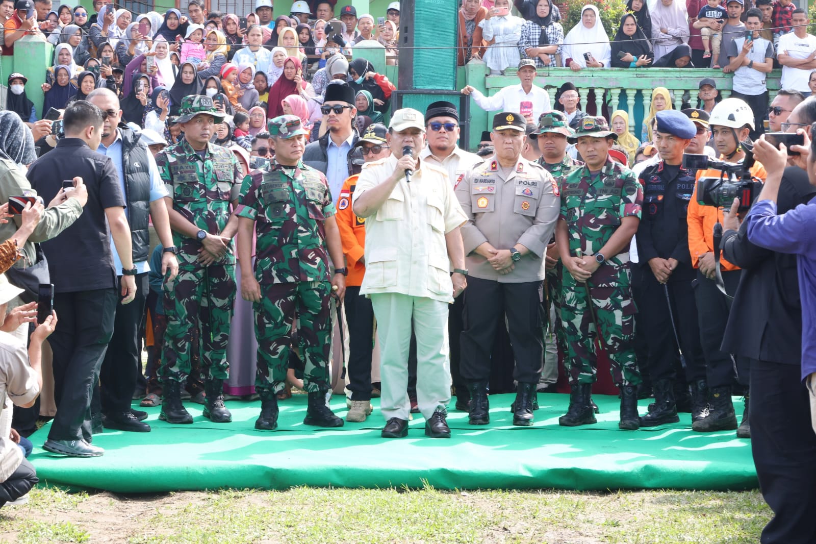 Menhan Prabowo Beri Santunan Kepada Korban Erupsi Gunung Marapi di Kabupaten Agam, Sumbar