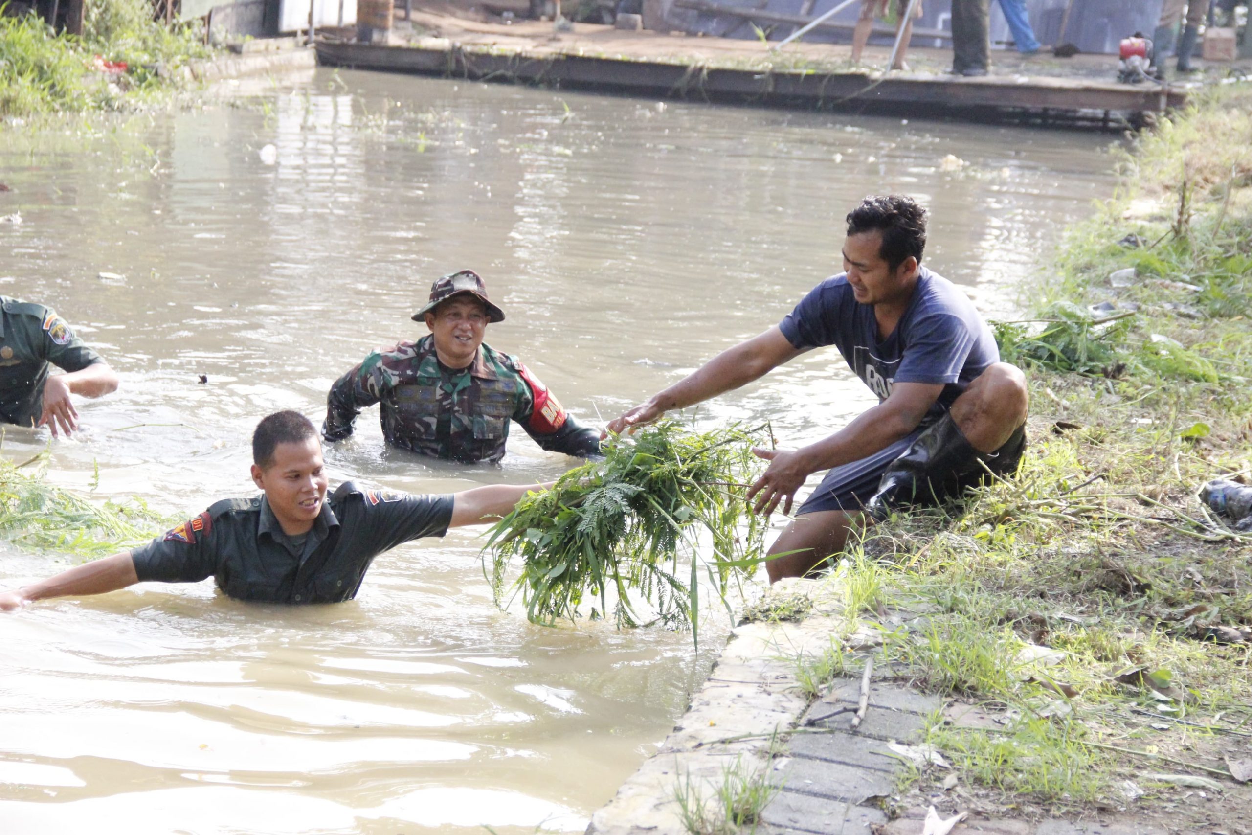 Cegah Terjadi Banjir, Aksi Koramil 01/Kranji Bersama Warga Laksanakan Karya Bakti Turun ke Sungai Bersihkan Tumpukan Sampah