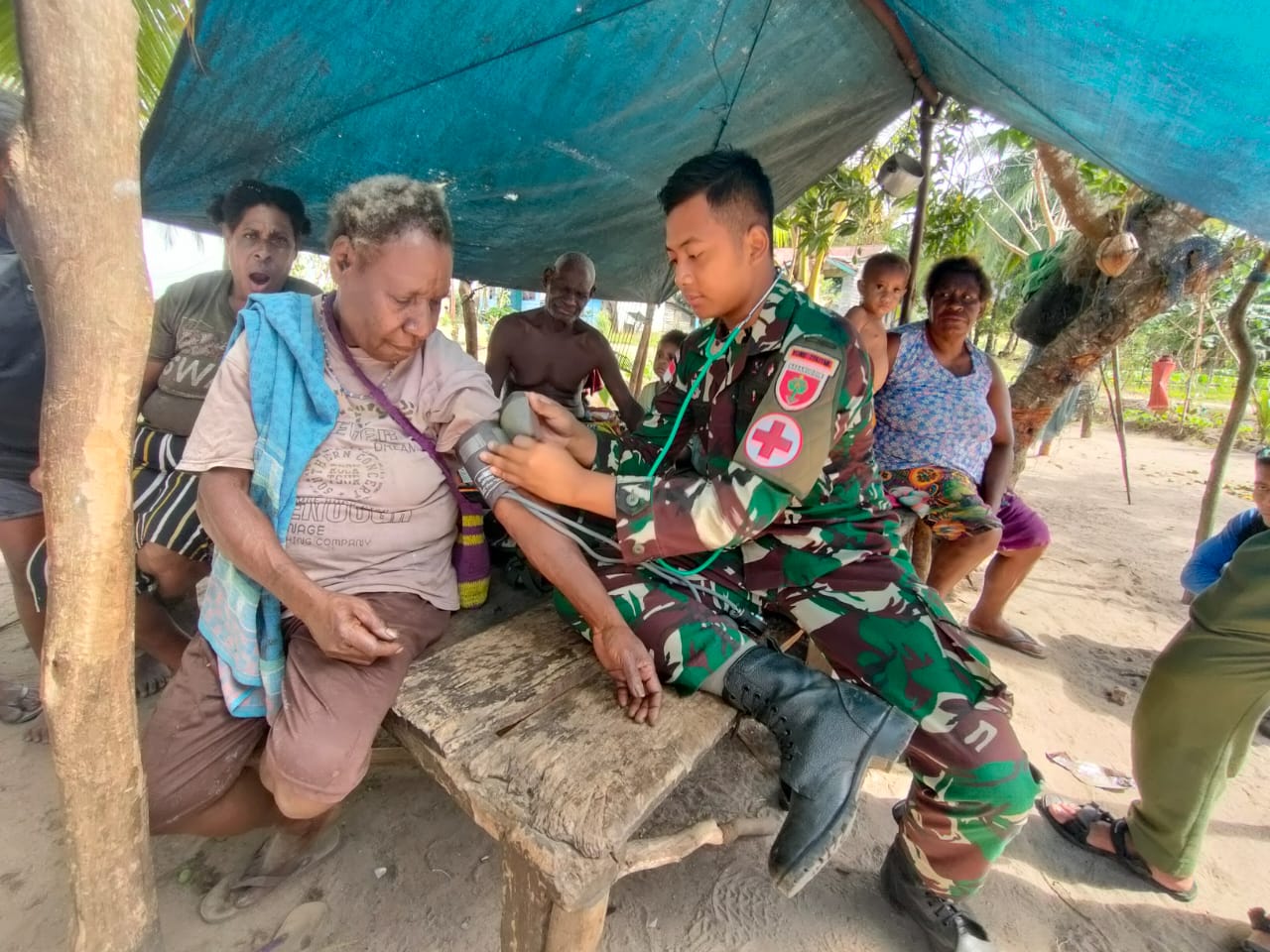 Masuk Kampung Tomer Pasukan Lipan Beri Perhatian Kepada Warga