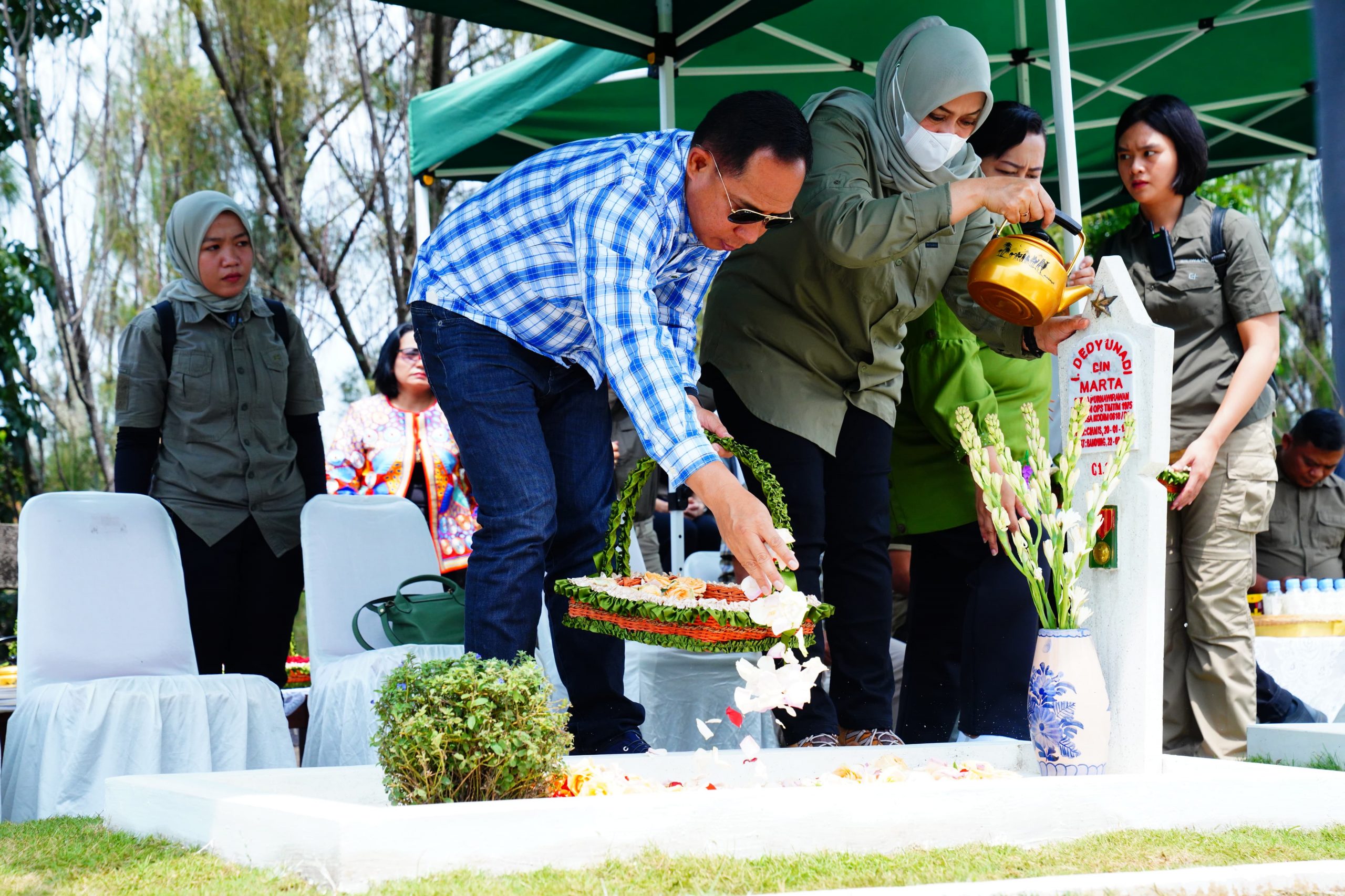 Kunjungi Bandung, Panglima TNI Ziarah ke Makam Ayahanda