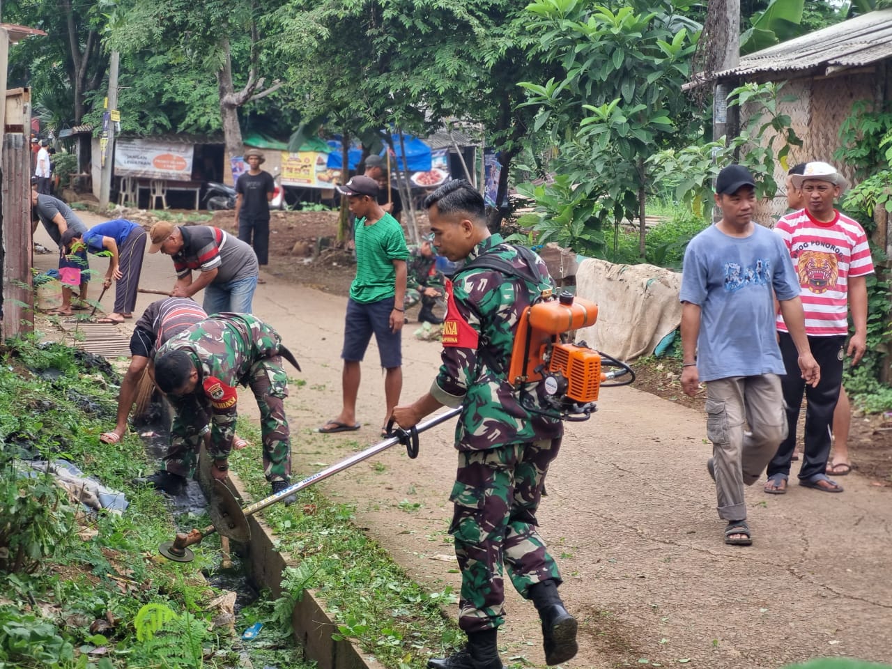 Antisipasi Penyebaran Penyakit Akibat Nyamuk, Koramil 02/Pondok Gede Bersama Warga Lakukan Karya Bakti Bersihkan Lingkungannya