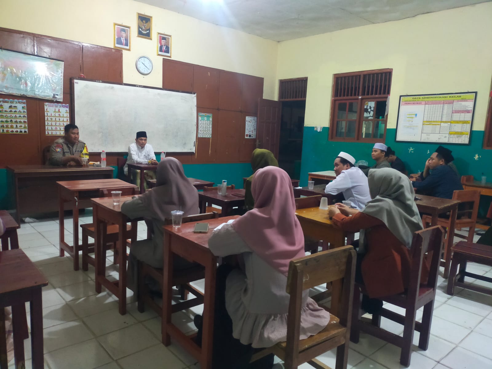 Giat Binluh Kamtibmas di Pesantren, Bhabinkamtibmas Jatiluhur Sambangi Pondok Pesantren Ar Ridwan Jatiasih