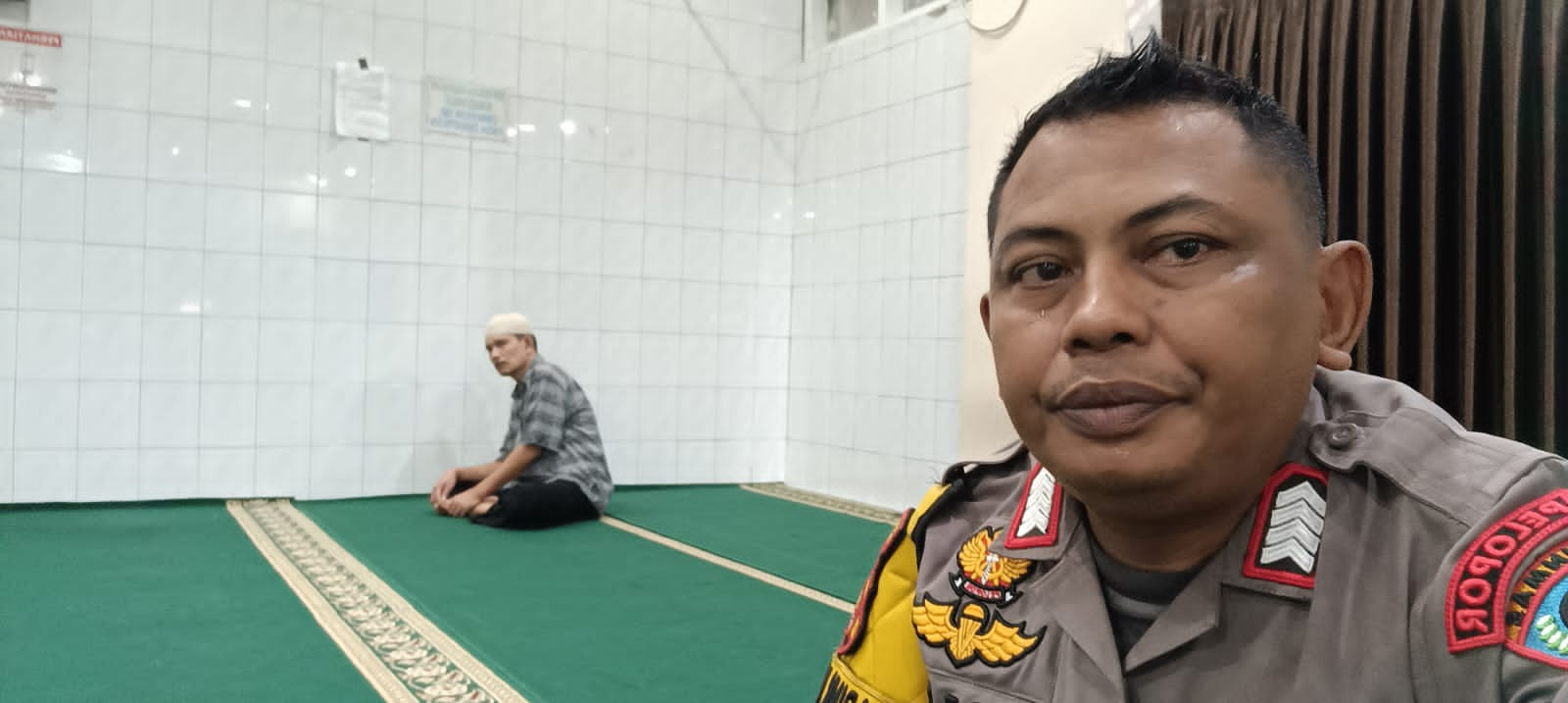 Kegiatan Sambang Wilayah, Bhabinkamtibmas Jatiwaringin Polsek Pondok Gede melaksanakan Giat Sholat Subuh Keliling