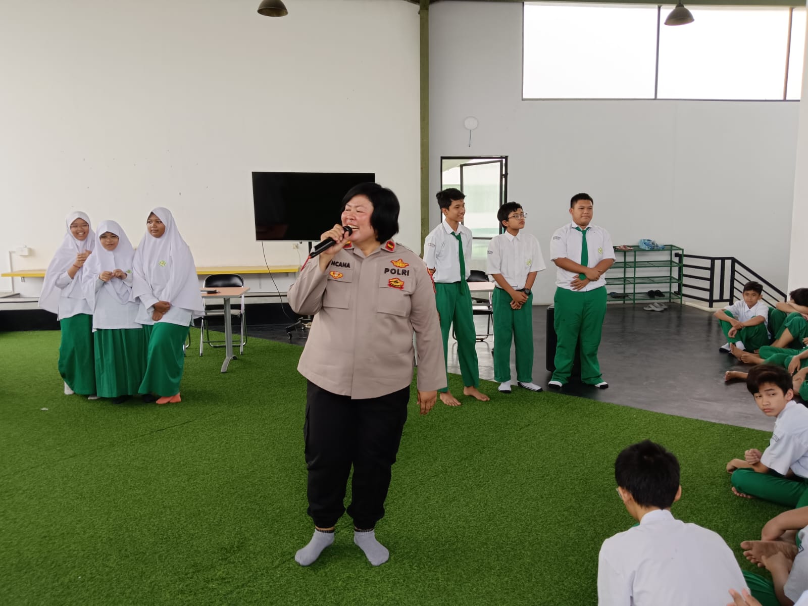 Polri Go School, Kanit Binmas Polsek Bekasi Utara Berikan Materi Antisipasi Kenakalan Pelajar dan Anti Bulliying di SMP IT Gema Nurani