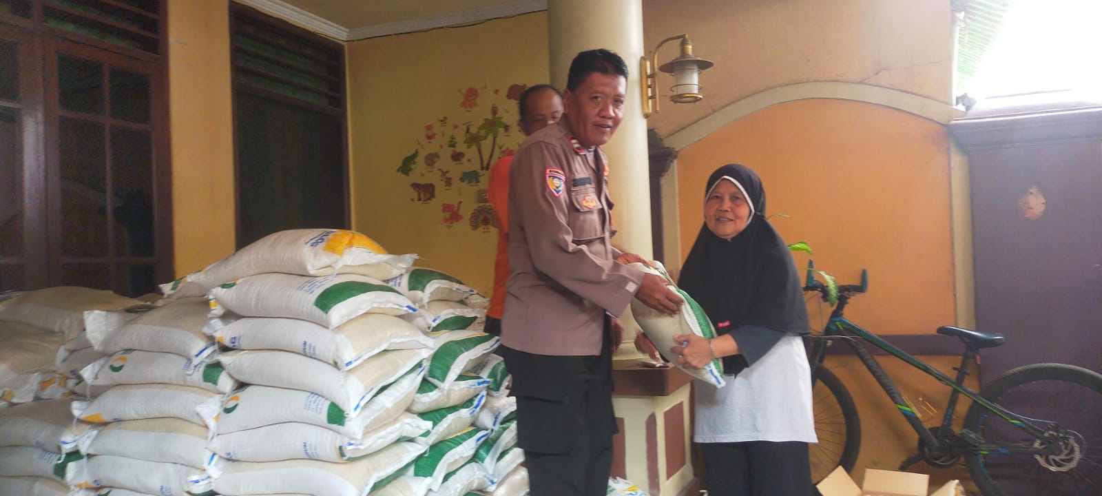 Bhabinkamtibmas Polsek Bekasi Kota Monitoring Pendistribusian BPNT Pangan cadangan beras pemerintah tahun 2023 di wilayah Kel. Jakasampurna