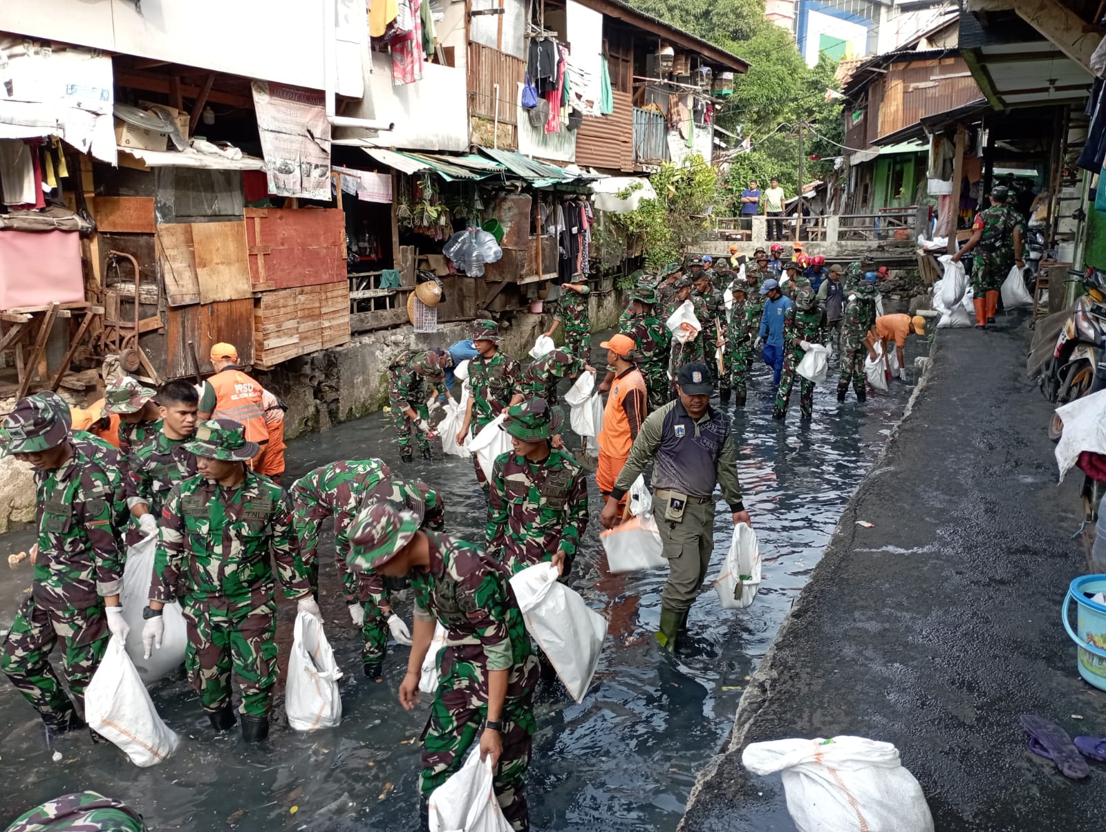 Antisipasi Banjir Kodim 0501/Jakarta Pusat Melaksanakan Karya Bakti Bersama Tiga Pilar Dan Stakeholder Lainnya