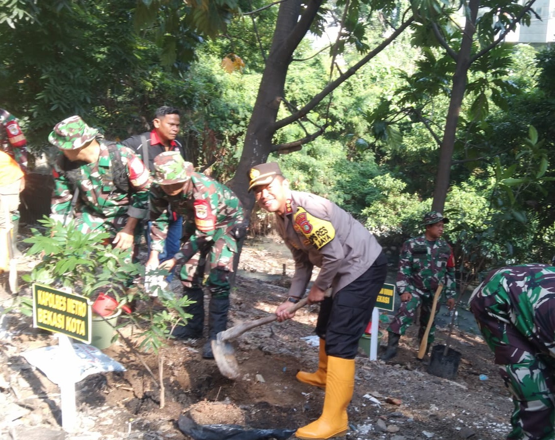 Hari Juang TNI AD Ke – 78 Tahun 2023, Dandim 0507/Bekasi dan Kapolres Metro Bekasi Kota Lakukan Penanaman Pohon Produktif