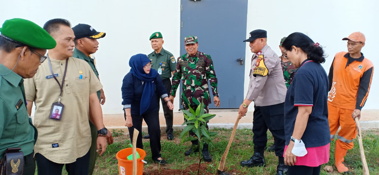 Menjaga Kelestarian Lingkungan Hidup, Koramil 06/Cakung Tanam 100 Pohon Di Rusun PIK