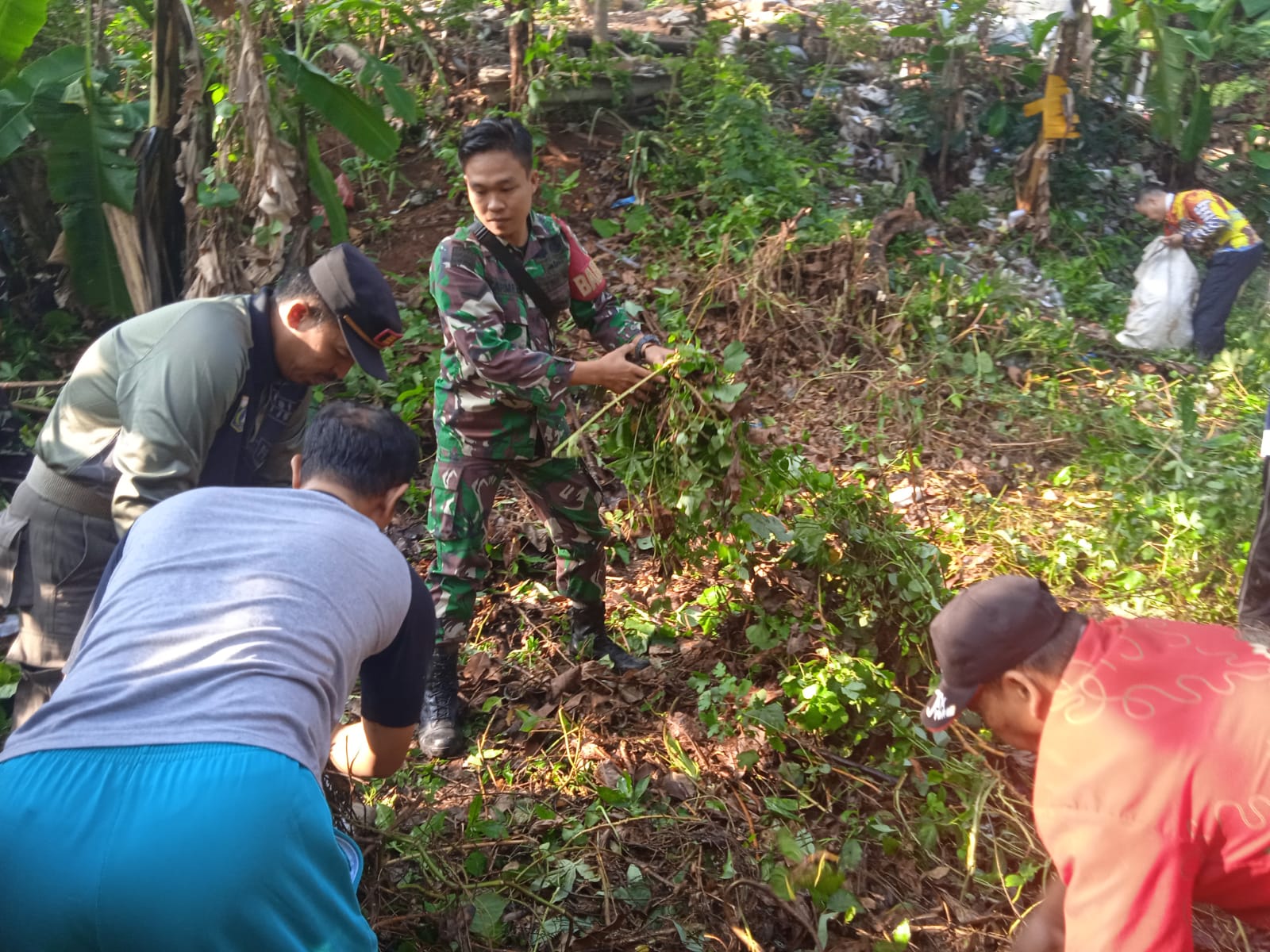 Karya Bakti Di Awal Tahun, Koramil 03/Pasar Rebo, Ciracas Bersihkan Selokan Air