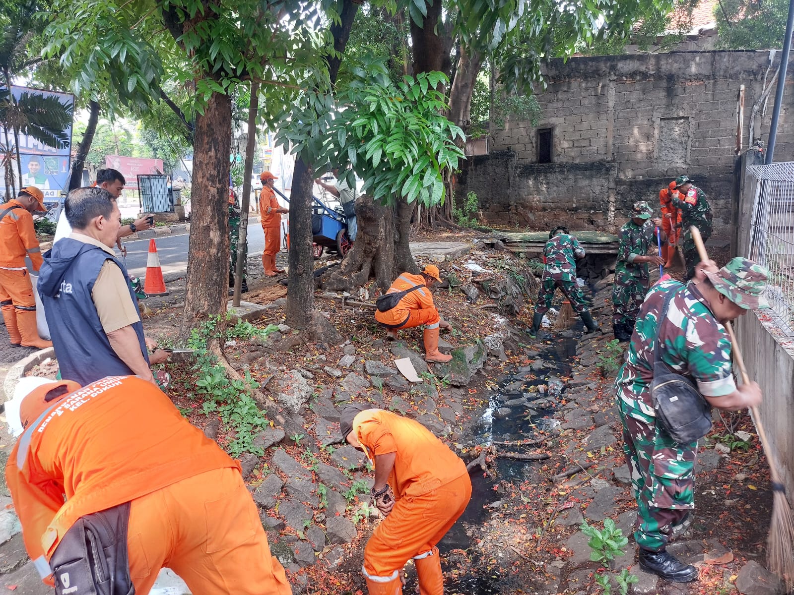 Koramil 05/Kramatjati, Makassar Karya Bakti Bersama Warga Bersihkan Saluran Air