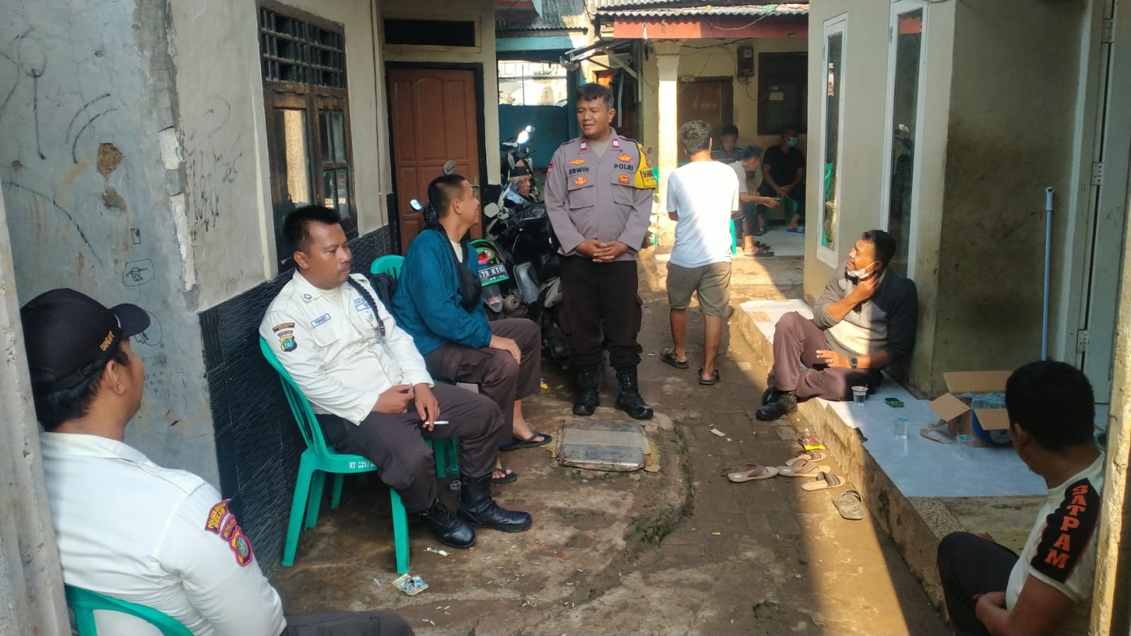 Sambang Dialogis, Bhabinkamtibmas Bojong Menteng Melayat dan Taziah Meninggalnya Tokoh Agama di Bojong Menteng Rawa Lumbu