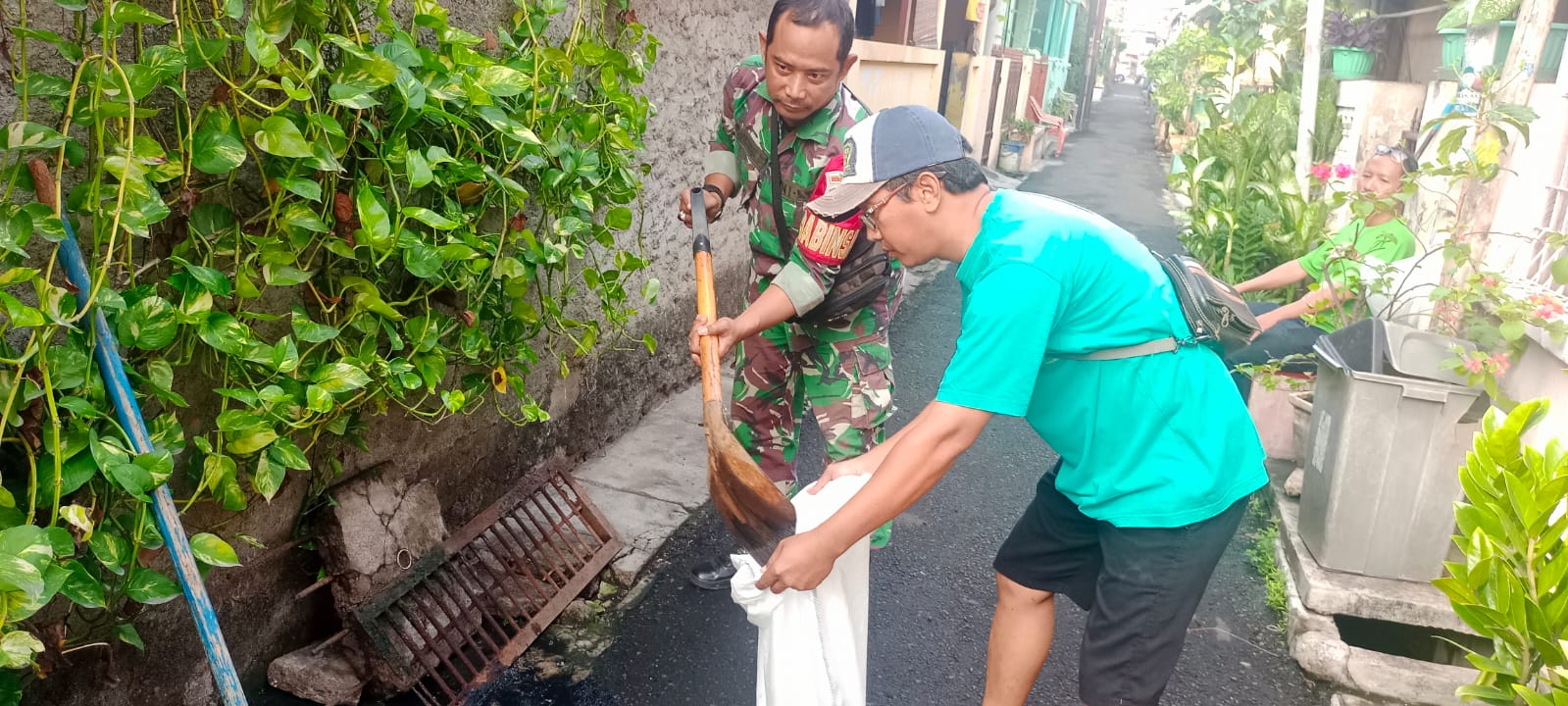 Selokan Air Bersih, Babinsa Koramil Duren Sawit Kerja Bakti