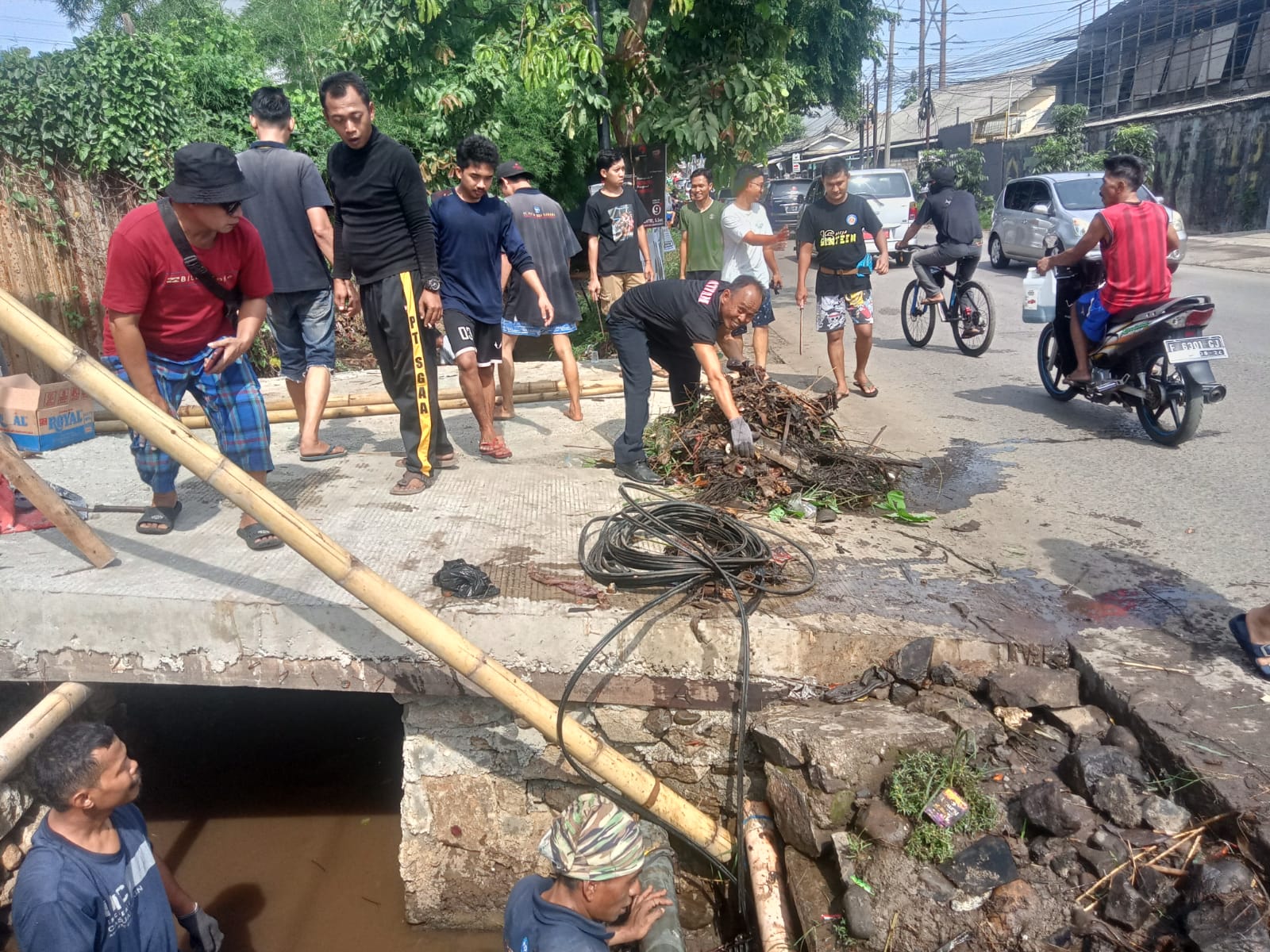 Antisipasi Banjir dan Cegah Timbul Penyakit Karang Taruna dan Karyawan Perusahaan yang ada di Desa Tlajung Udik Gunung Putri Melaksanakan Kerja Bakti Bersama