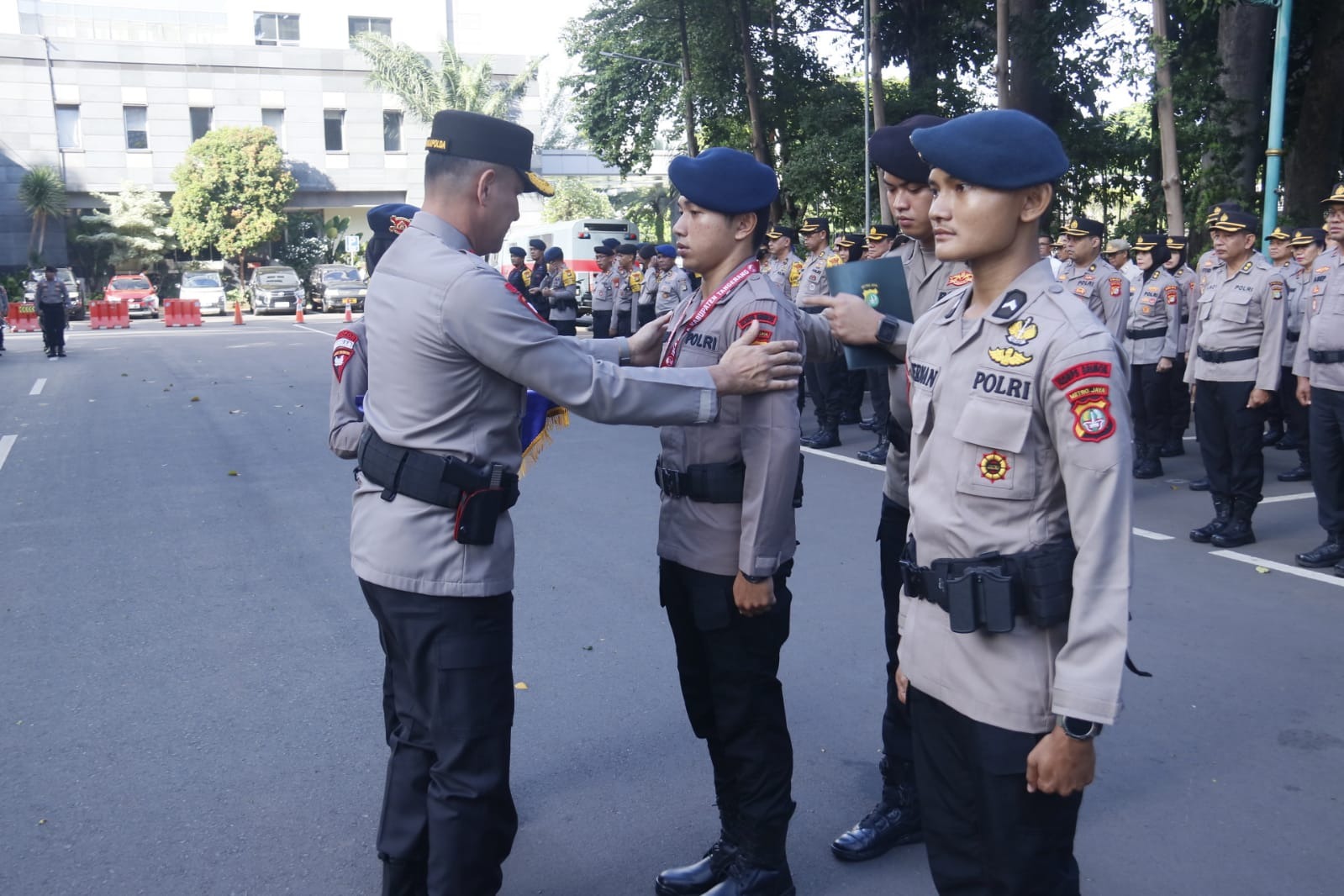 Patroli Dialogis, Anggota Polsek Ampana Kota Sambangi Satpam Bank