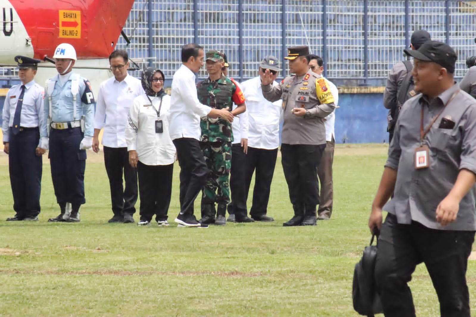 Ribuan Masyarakat Labuhanbatu Antusias Sambut Kedatangan Jokowi