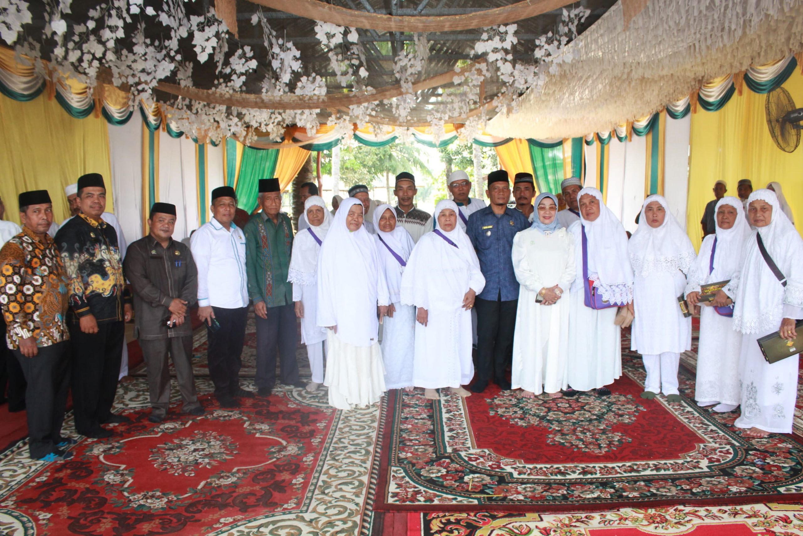 Plt. Bupati Labuhanbatu Berikan Tepung Tawar Untuk Calon Jamaah Haji